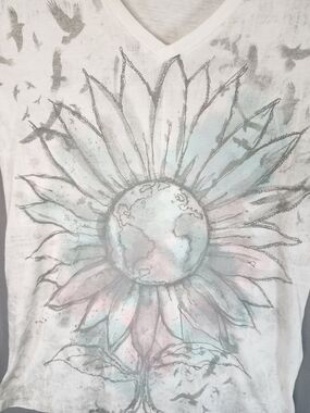 Stranded Cream Tee with Flower Earth Design